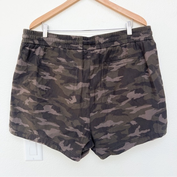 Athleta Camo Farallon Shorts Size 20 - Picture 6 of 6
